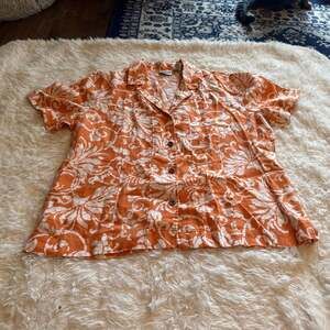 Chicos 100% Linen Orange and white floral short sleeve button up size 3 (XL)